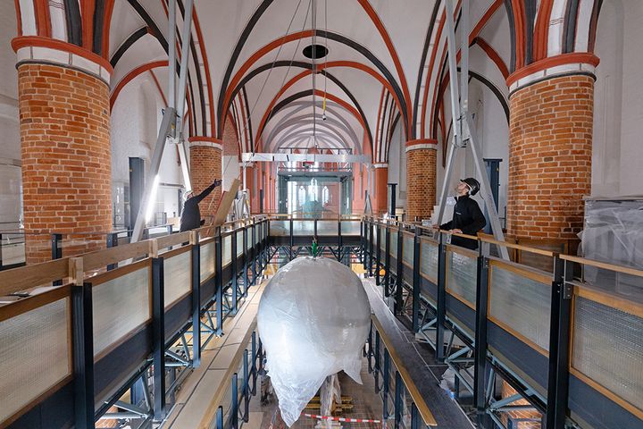 Mit einem beweglichen Portalkran wurde der Globus durch eine Öffnung im Stabwerk langsam ins zweite Obergeschoss gehoben. (Foto: Anke Neumeister/Deutsches Meeresmuseum)