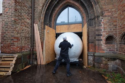 Vom Nordhof wurde der Globus millimetergenau durch eine vergrößerte Türöffnung ins Museum geschoben. (Foto: Anke Neumeister/Deutsches Meeresmuseum)