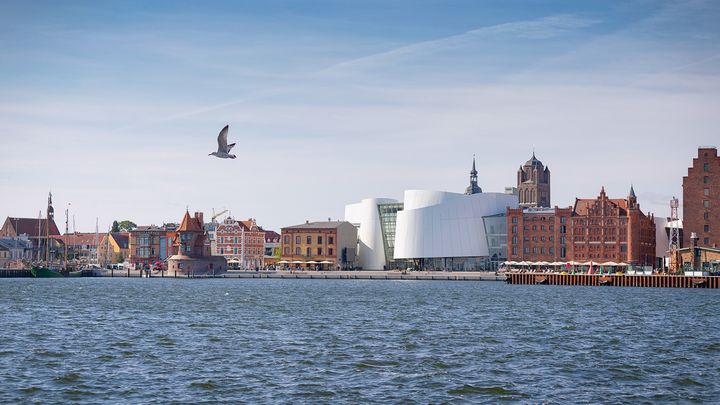 View of the sea, in the background the Stralsund harbor island with the OZEANEUM
